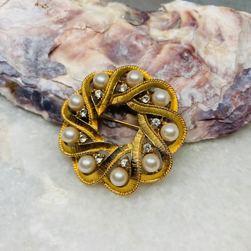 Gorgeous Vintage Signed Trifari Brooch Pearl Clear Rhinestones Wreath Pin 2.75”